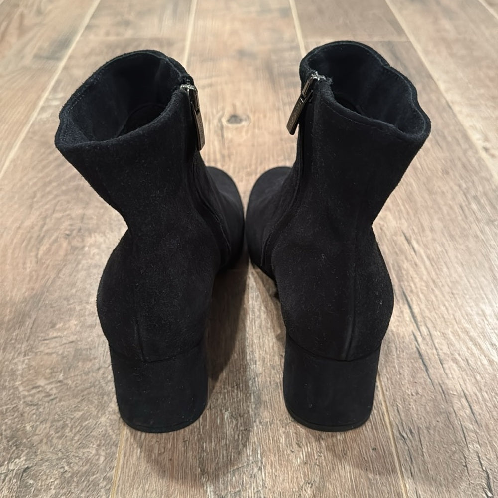 La Canadienne Woman’s Black Heeled Boots Size 8