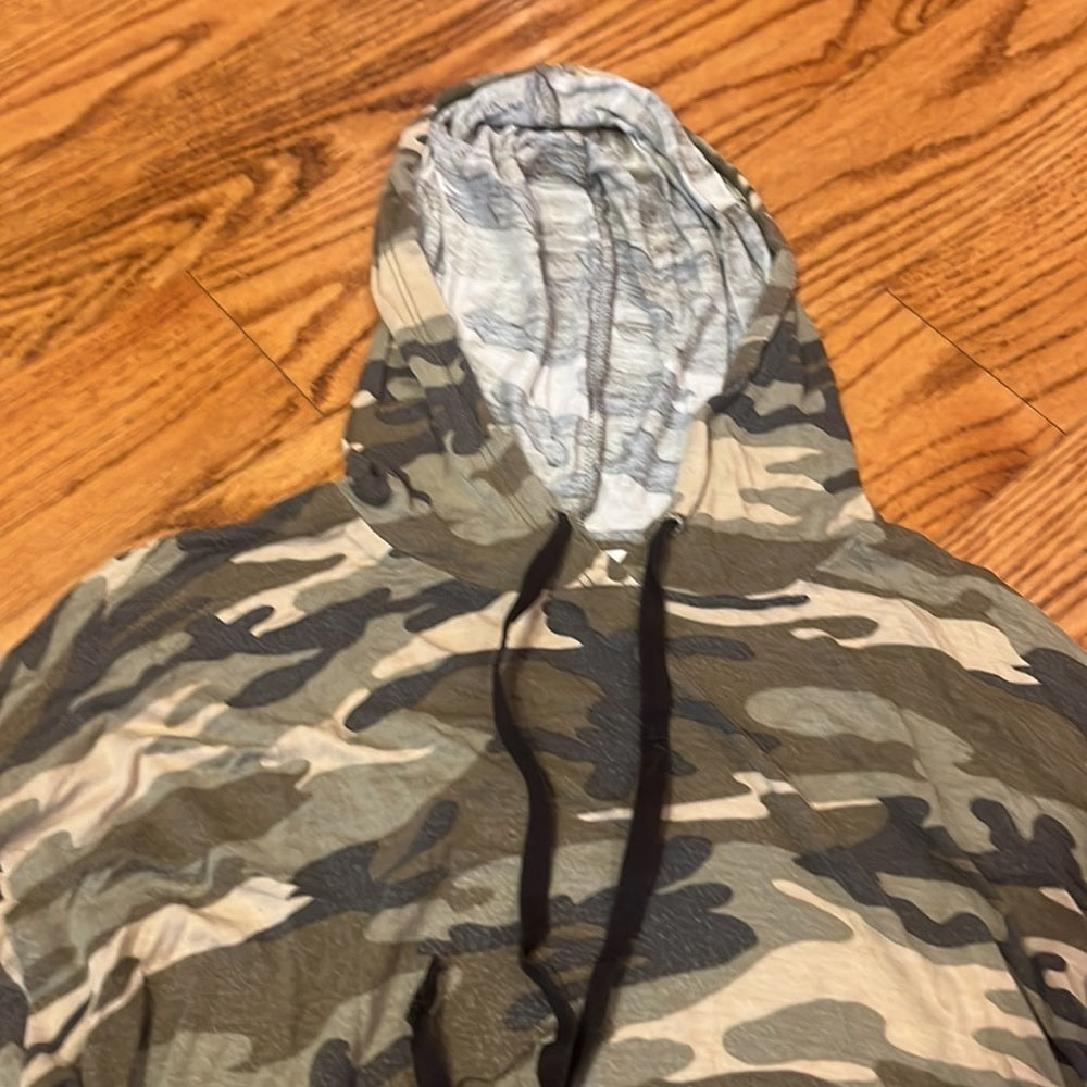 Falling Love Woman’s Camo Light Hoodie Size Medium