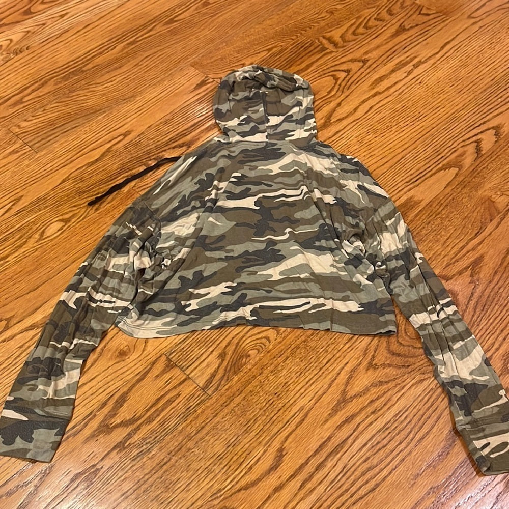 Falling Love Woman’s Camo Light Hoodie Size Medium