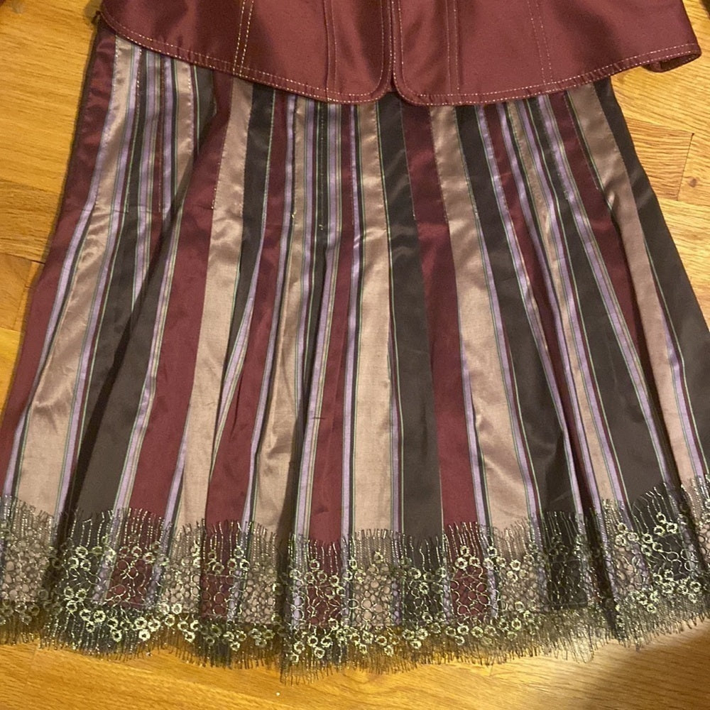 WOMEN’S Hartly skirt suit. Burgundy jacket with skirt