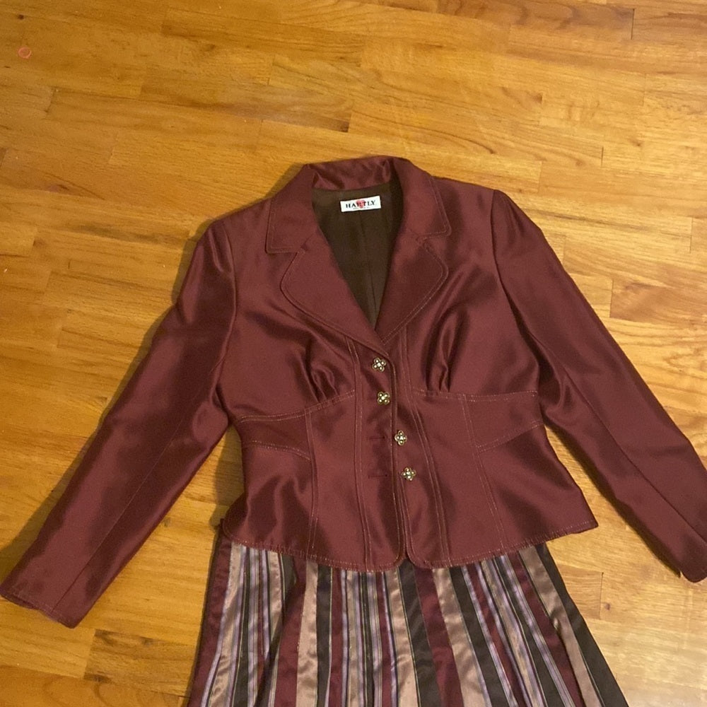 WOMEN’S Hartly skirt suit. Burgundy jacket with skirt