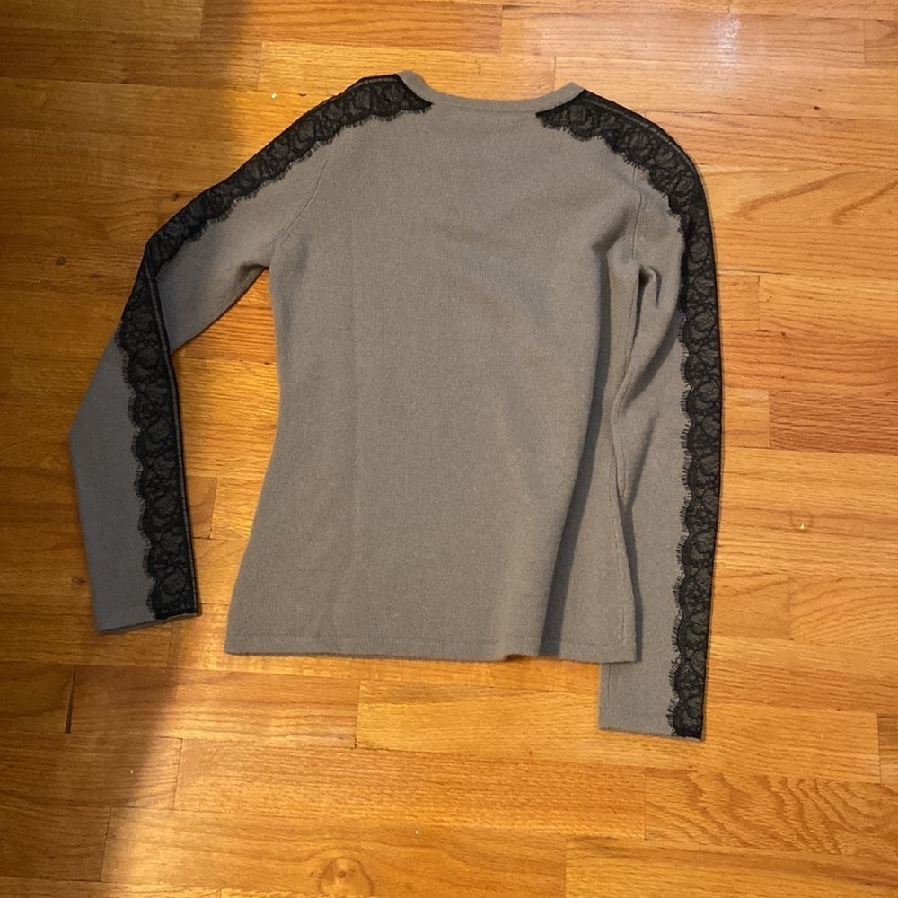 Women’s Neiman Marcus Cashmere Collection sweater. Gray. Size XS