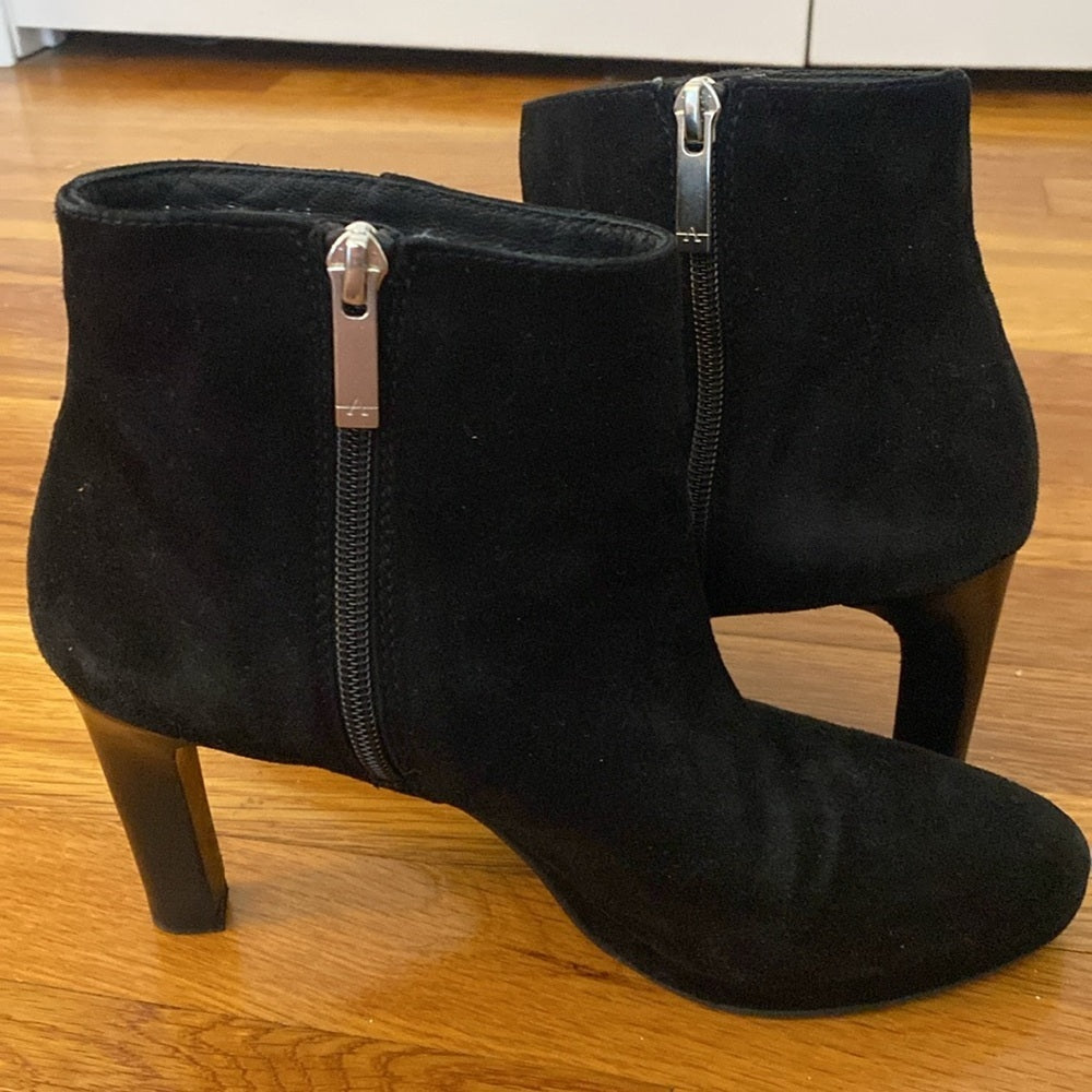 Aquatalia Women’s Black Velvet Heeled Booties Size 8