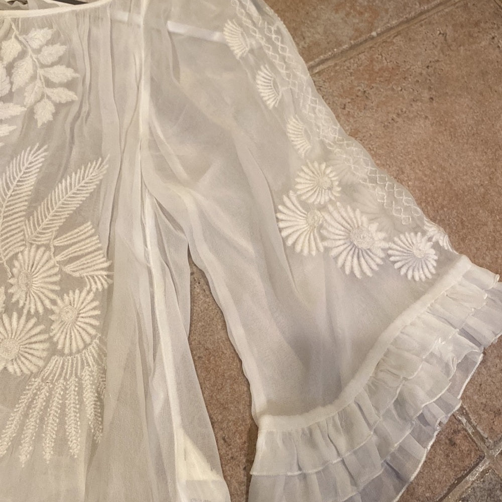 Anthropologie women’s white flowy top with floral details size medium