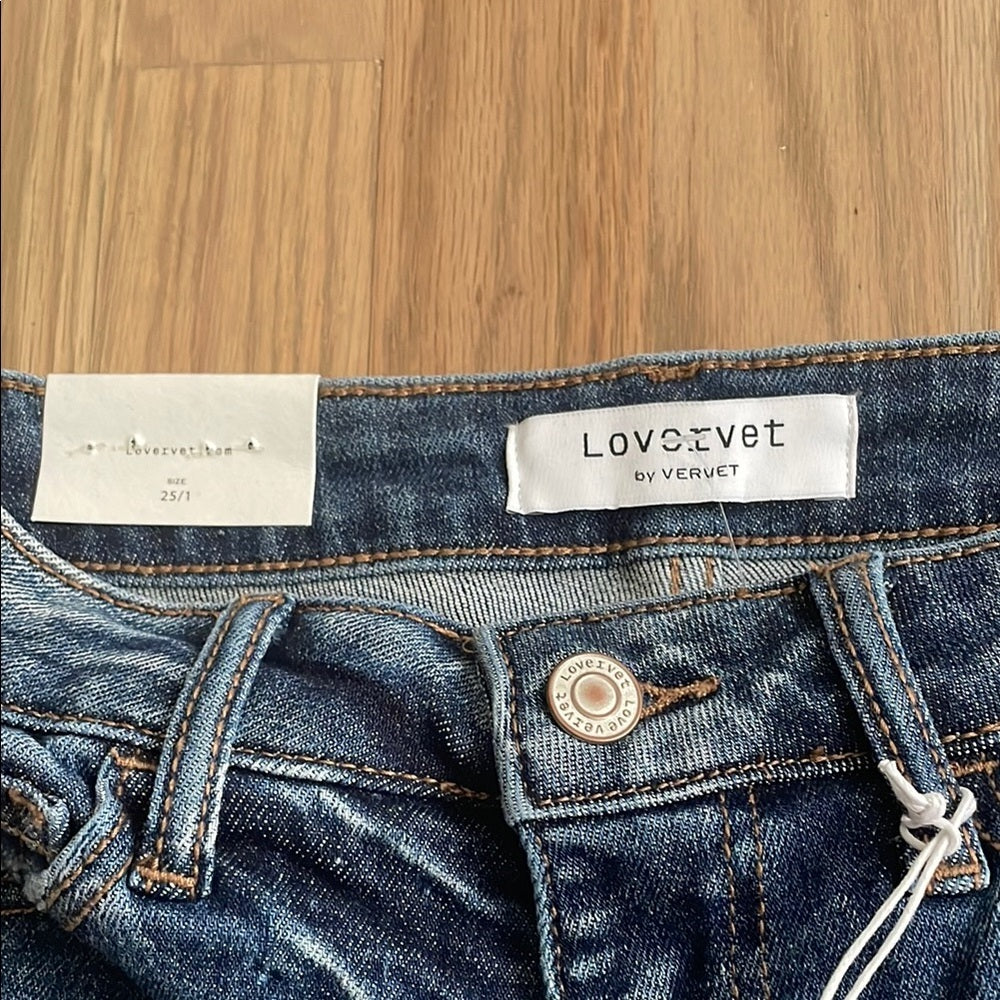 NWT Vervet Women’s Blue Straight Leg Jeans with Worn-In Look Size 25