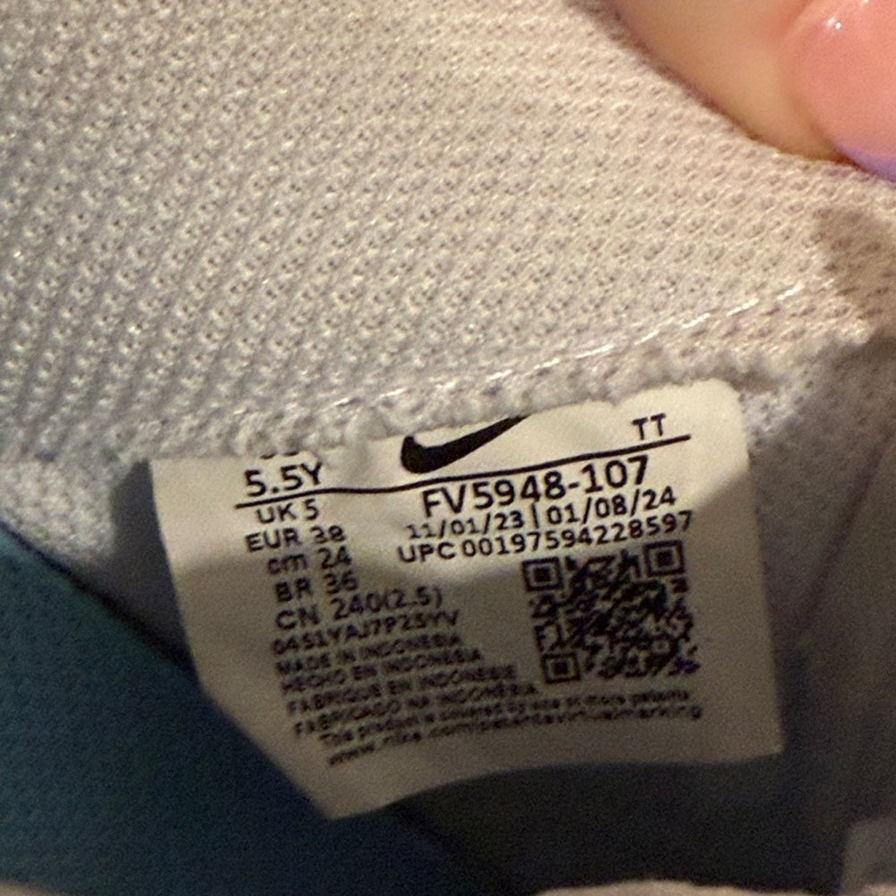 Nike Kids White and Light Blue Sneakers Size 5.5