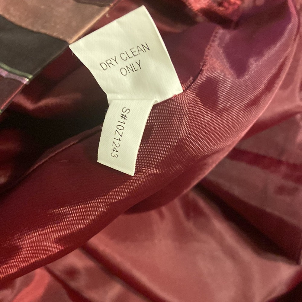 WOMEN’S Hartly skirt suit. Burgundy jacket with skirt