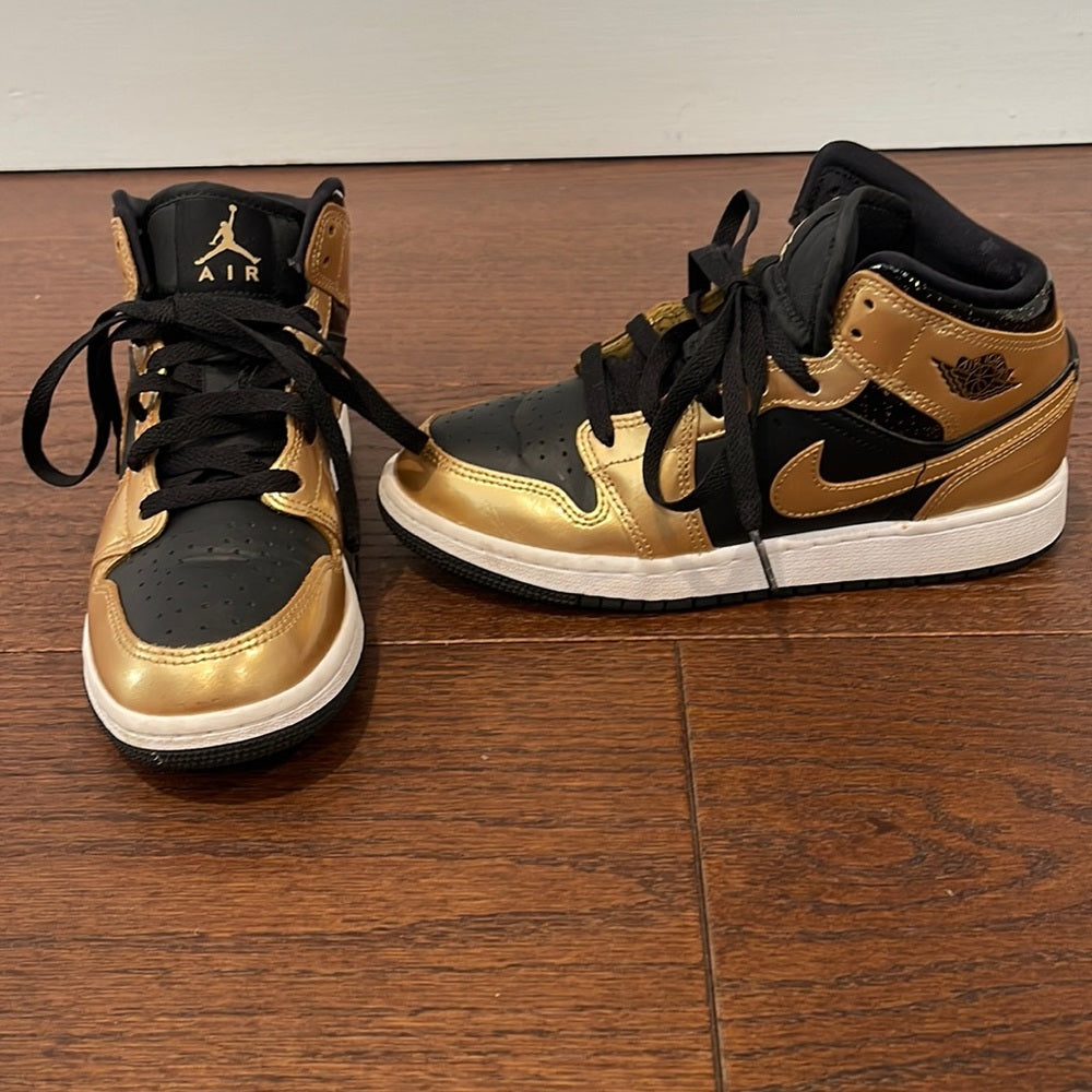 Nike Air Jordan Kids Black and Gold Sneakers Size 4
