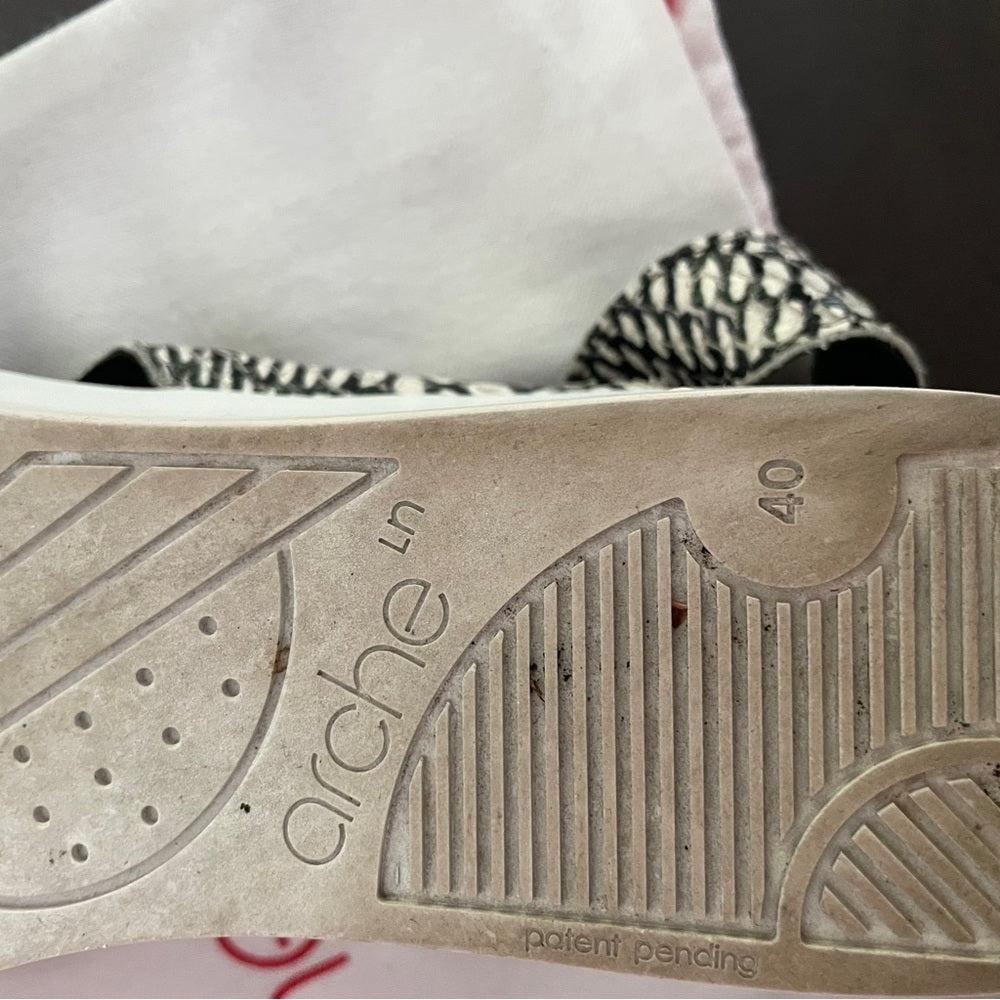 Arche Black and White Sandals Size 40 / 9