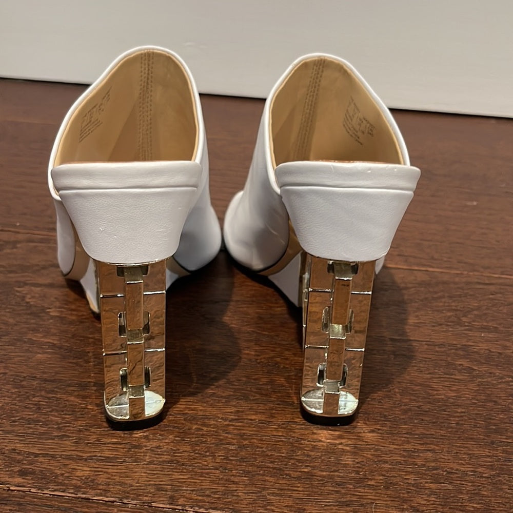 Katy Perry White Peep Toe Sandals Size 9