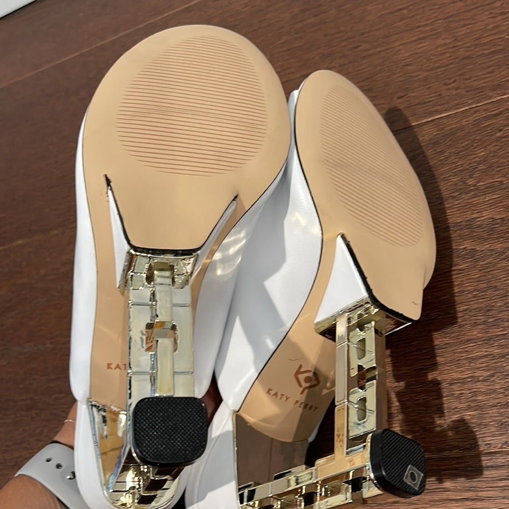 Katy Perry White Peep Toe Sandals Size 9
