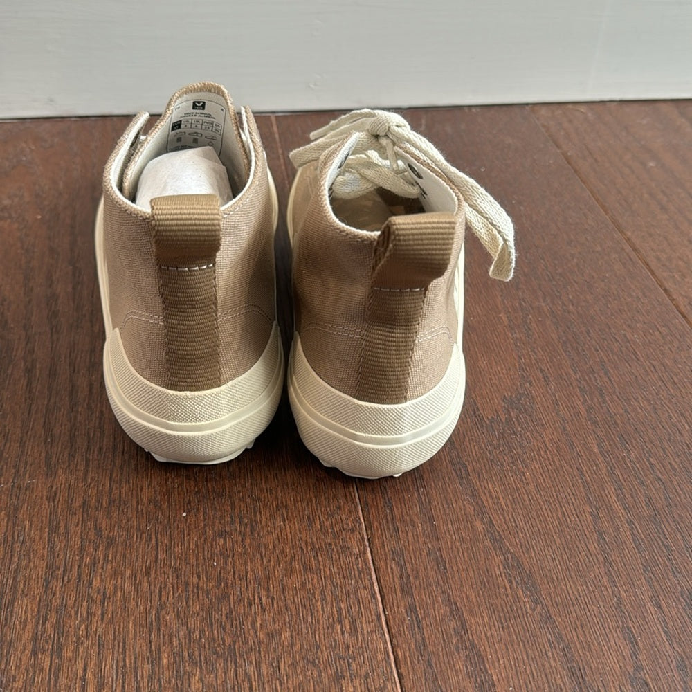 NWT Veja Women’s Nova High Top Canvas Sneakers Size 6