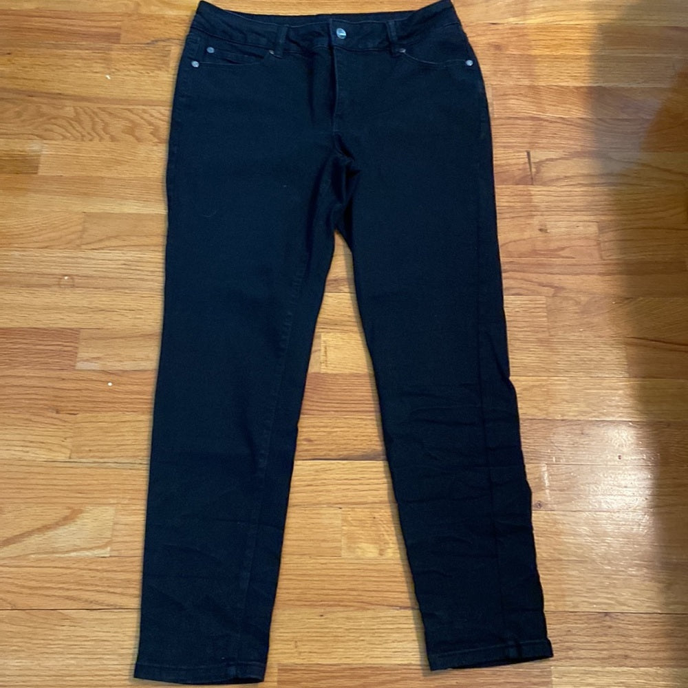 WOMEN’S Tahari jeans. Black. Size 12/31