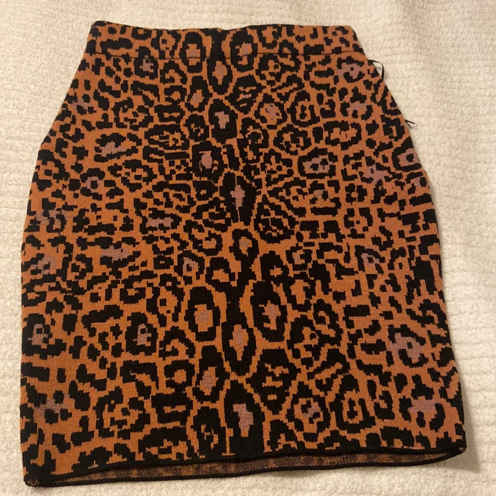 Women’s House of Harlow skirt. Brown/black leopard print. Size XS