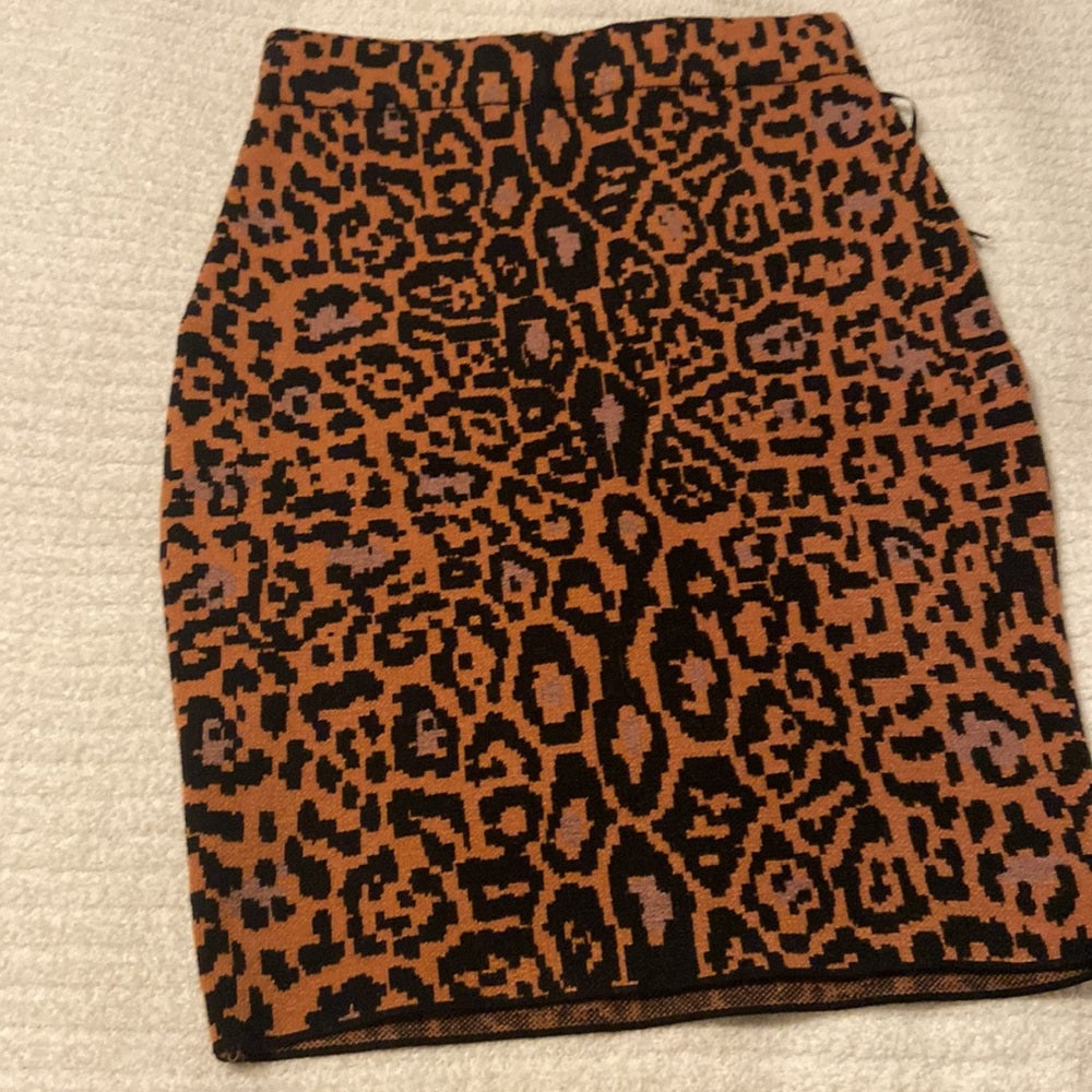 Women’s House of Harlow skirt. Brown/black leopard print. Size XS