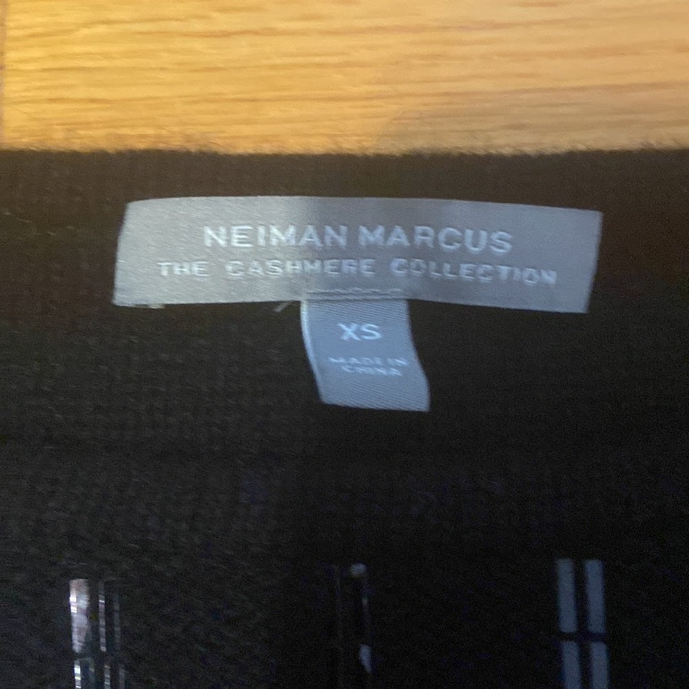 WOMEN’S Neiman Marcus cashmere collection sweater. Black. Size XS