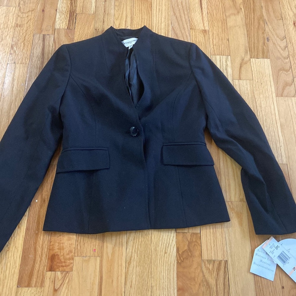 NWT Women’s Jones New York three piece suit. Black. Size 2