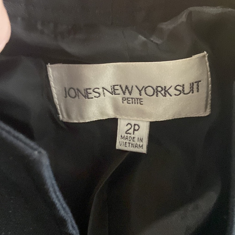 NWT Women’s Jones New York three piece suit. Black. Size 2