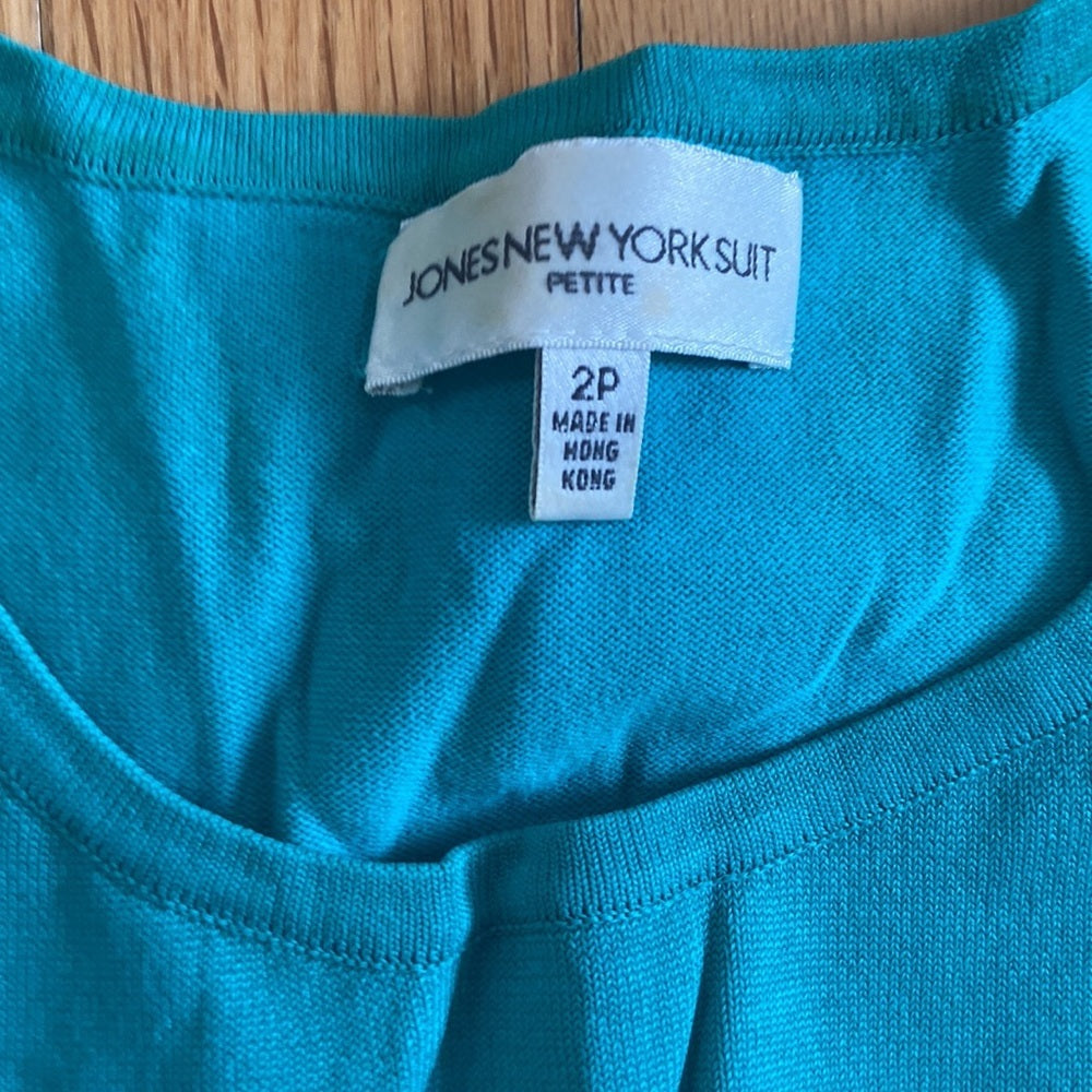 Women’s Jones New York top. Green. Size 2P
