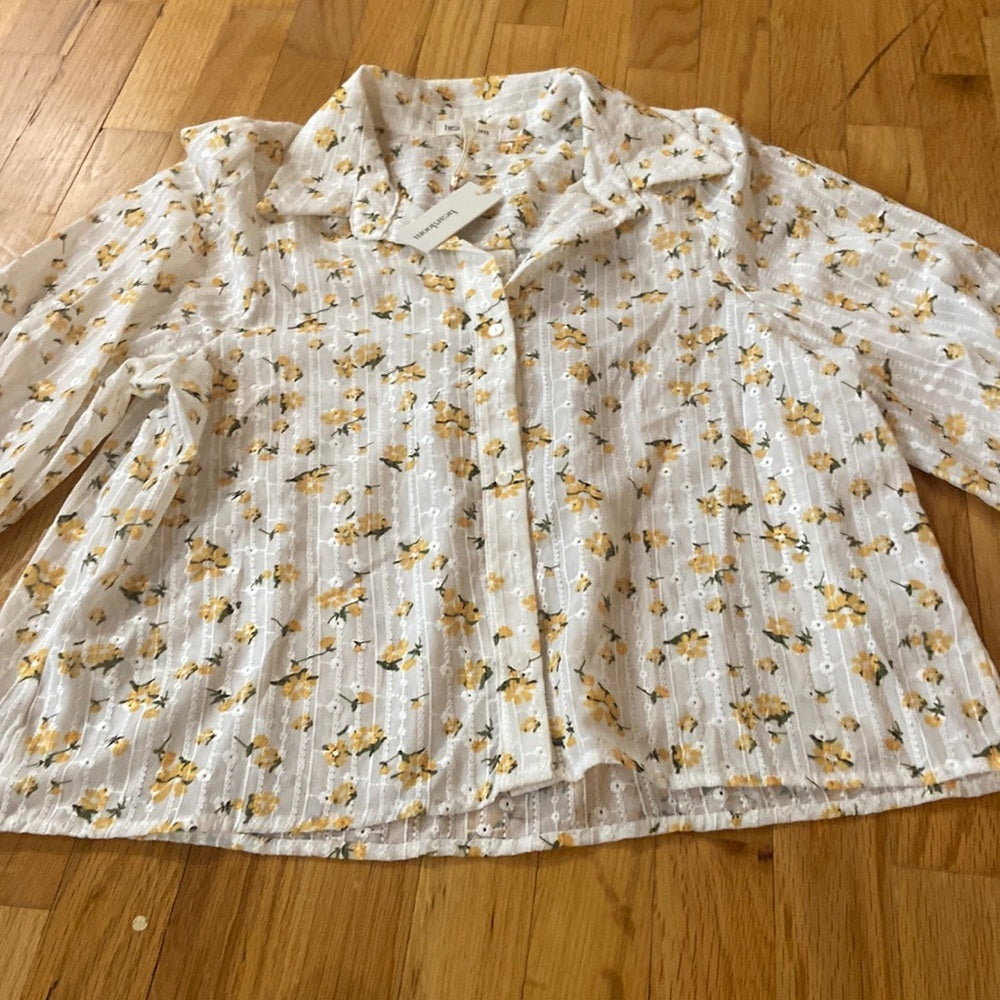 Women’s heartloom top. White with yellow and green flowers. Size M