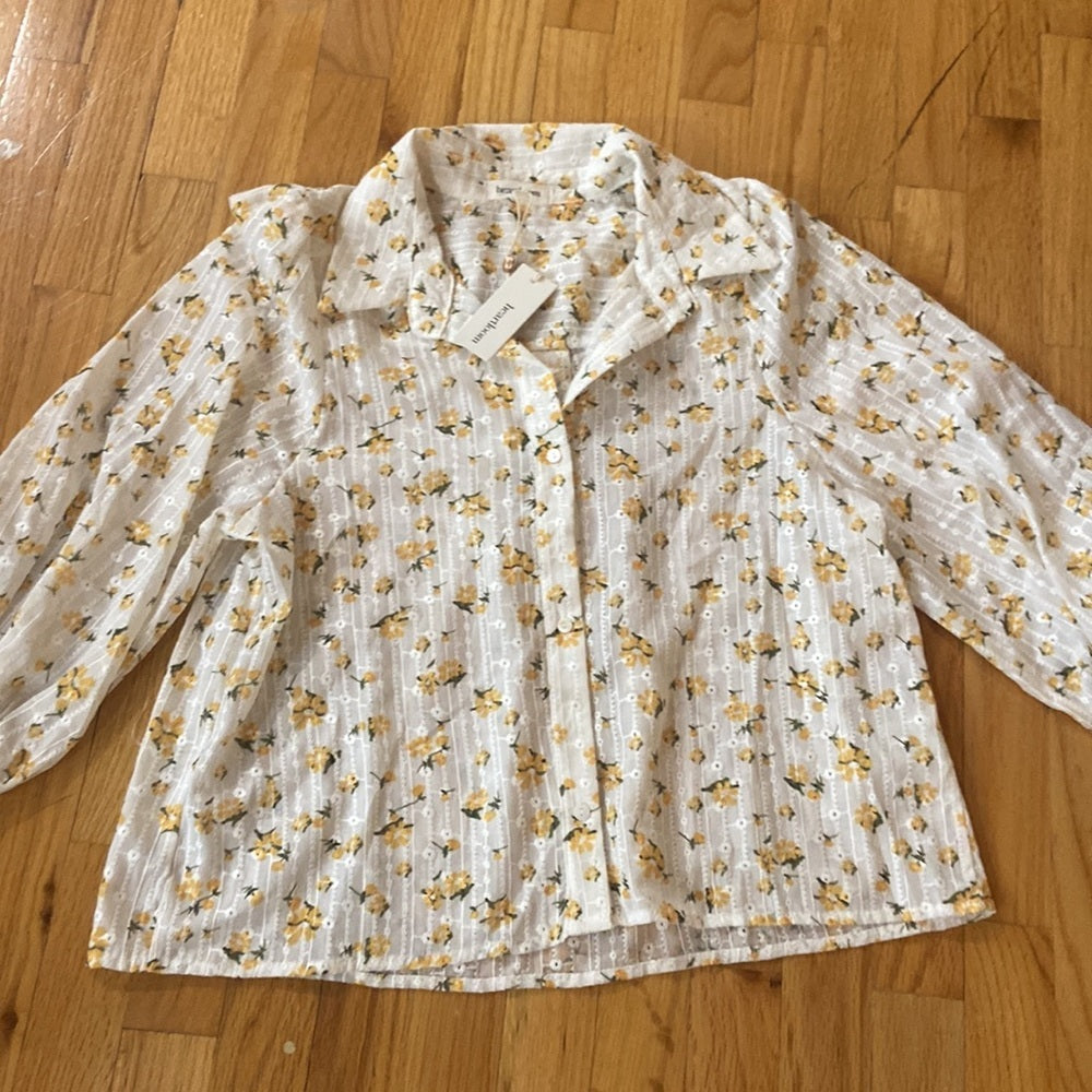 Women’s heartloom top. White with yellow and green flowers. Size M