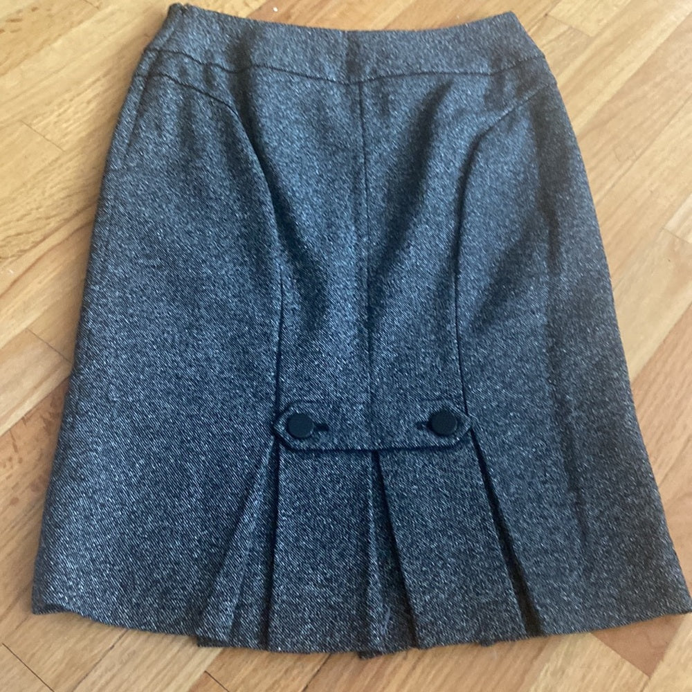 Women’s Ann Taylor skirt. Grey. Size 0