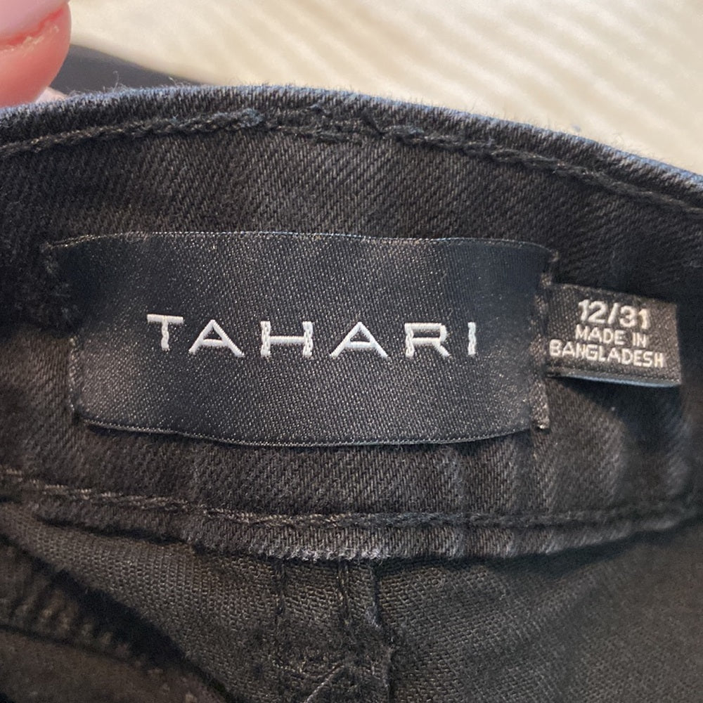 WOMEN’S Tahari jeans. Black. Size 12/31