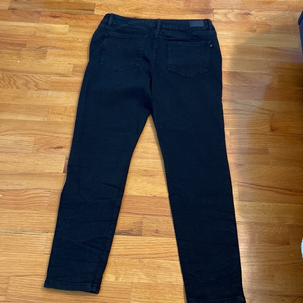 WOMEN’S Tahari jeans. Black. Size 12/31