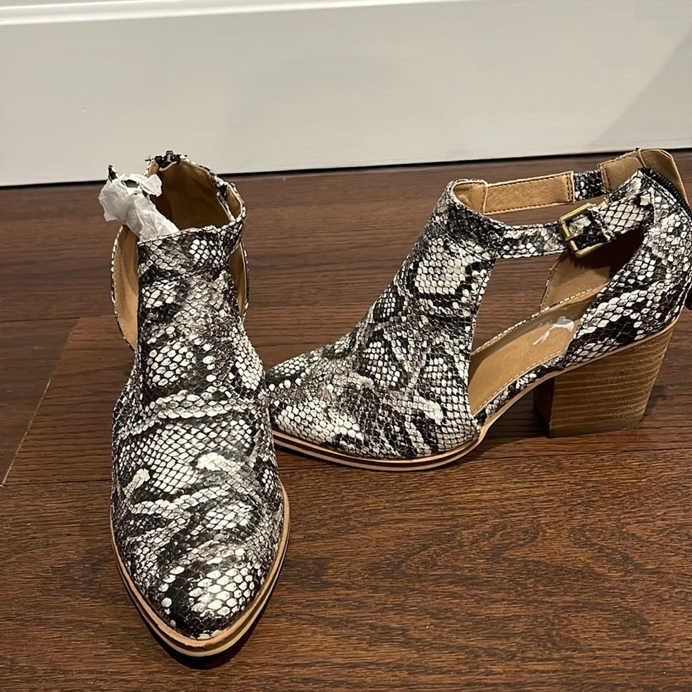 CATHERINE Malandrino Snakesin Heels Size 7.5