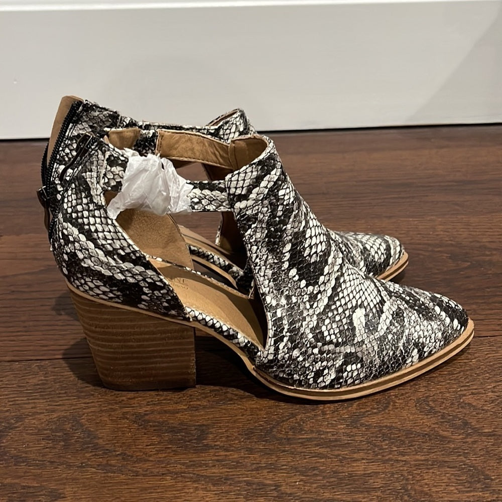 CATHERINE Malandrino Snakesin Heels Size 7.5