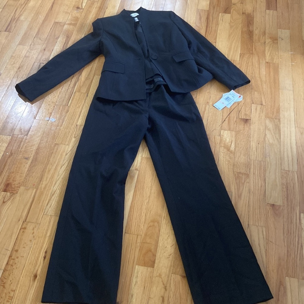 NWT Women’s Jones New York three piece suit. Black. Size 2