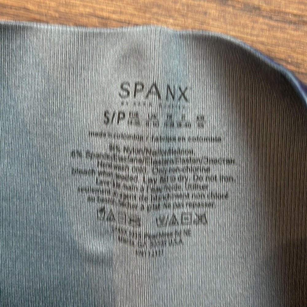 NWT Spanx Women’s Cropped Shape Leggings Size Small