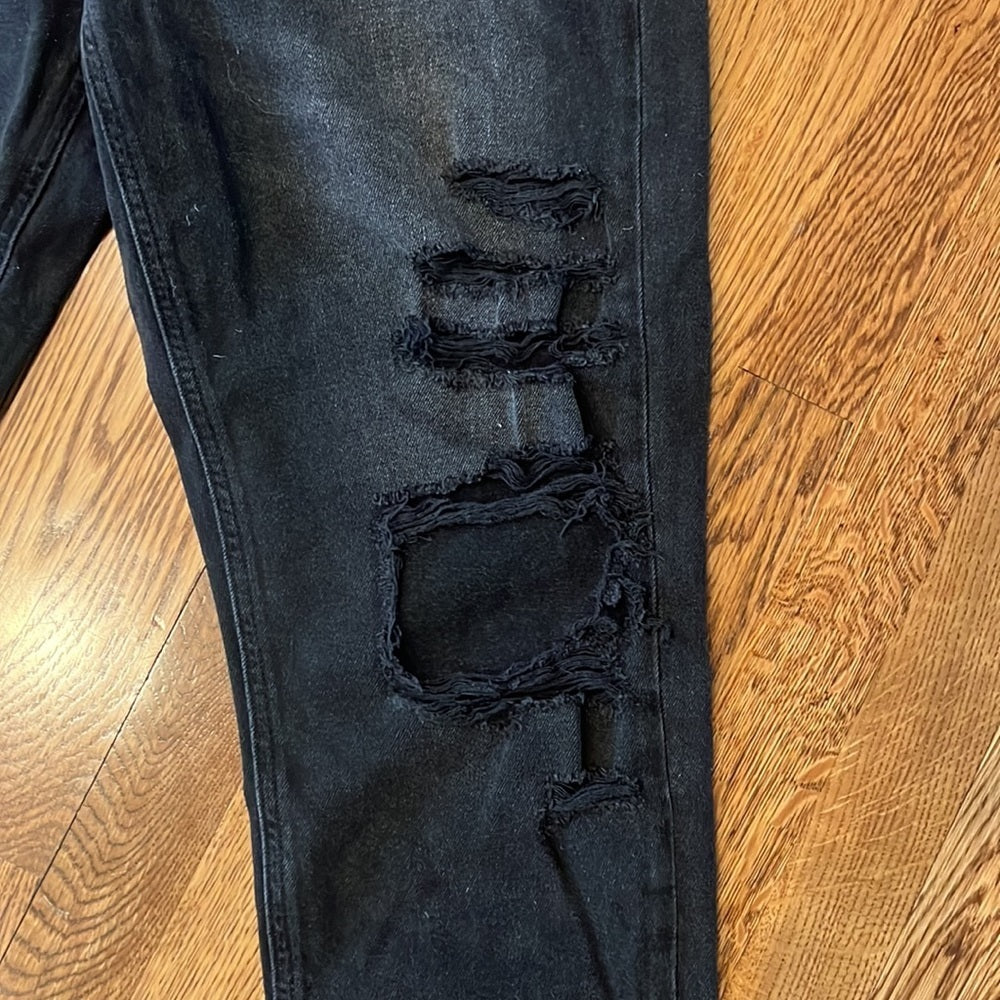 American Eagle Woman’s Black Ripped Jeans Size  8