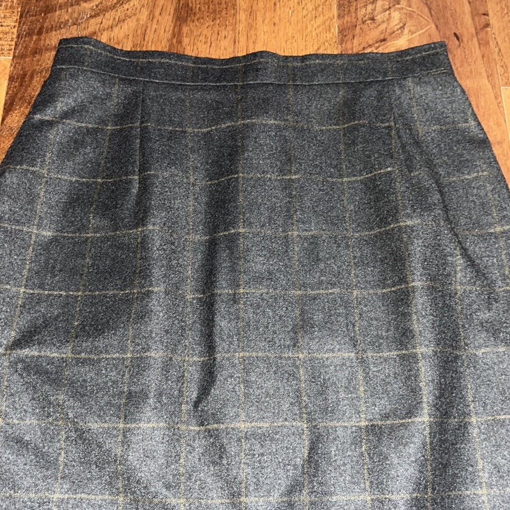 Celine Paris Woman’s Plaid Skirt Size 38