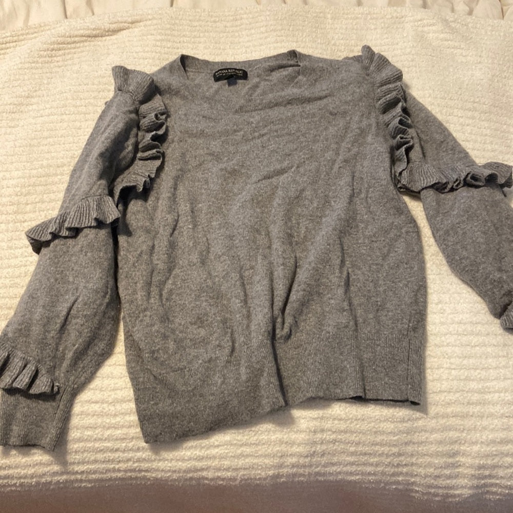 Women’s Banana Republic sweater. Grey. Size L