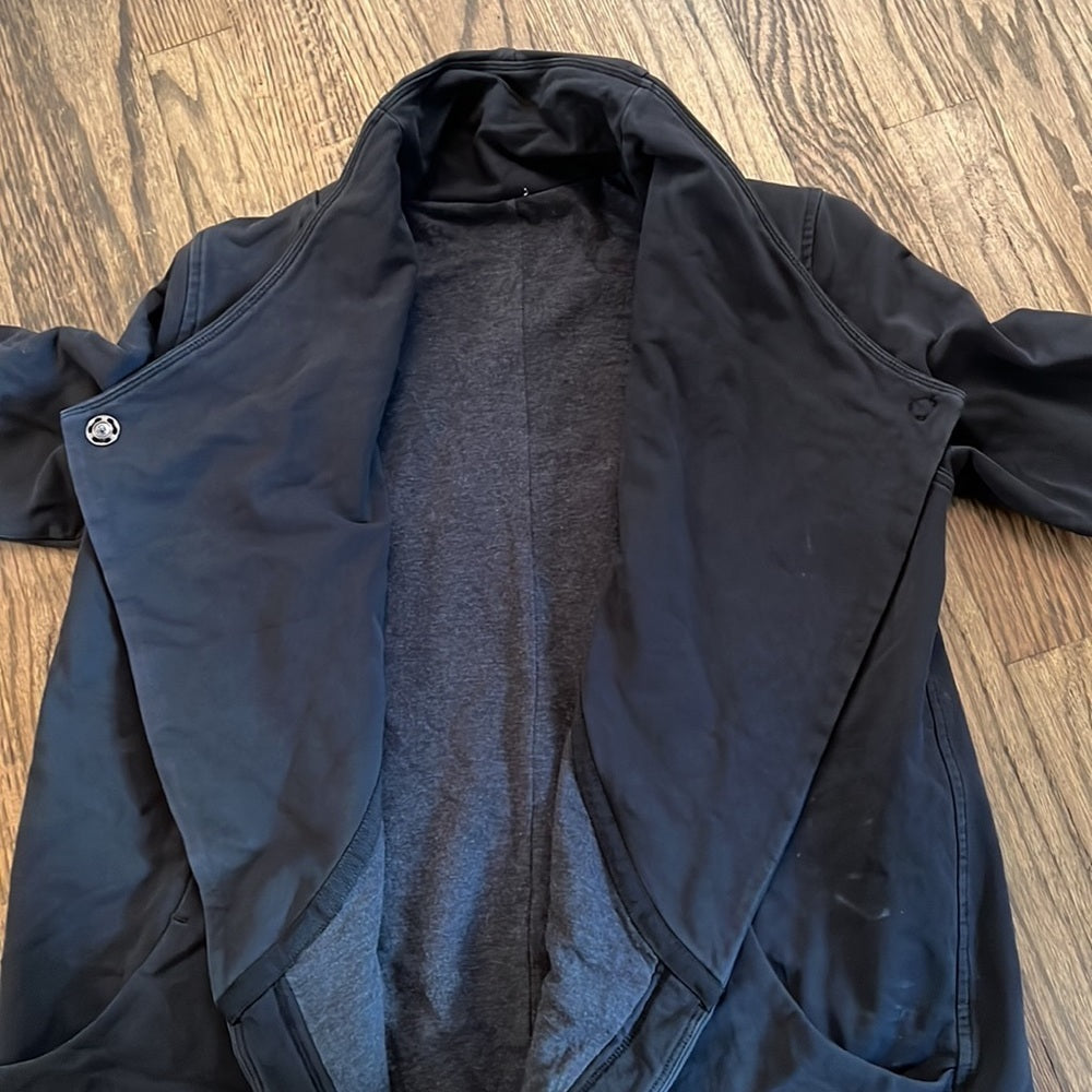 Lululemon Women’s black jacket - size 6