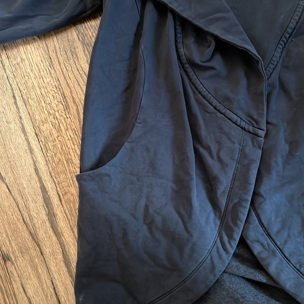 Lululemon Women’s black jacket - size 6