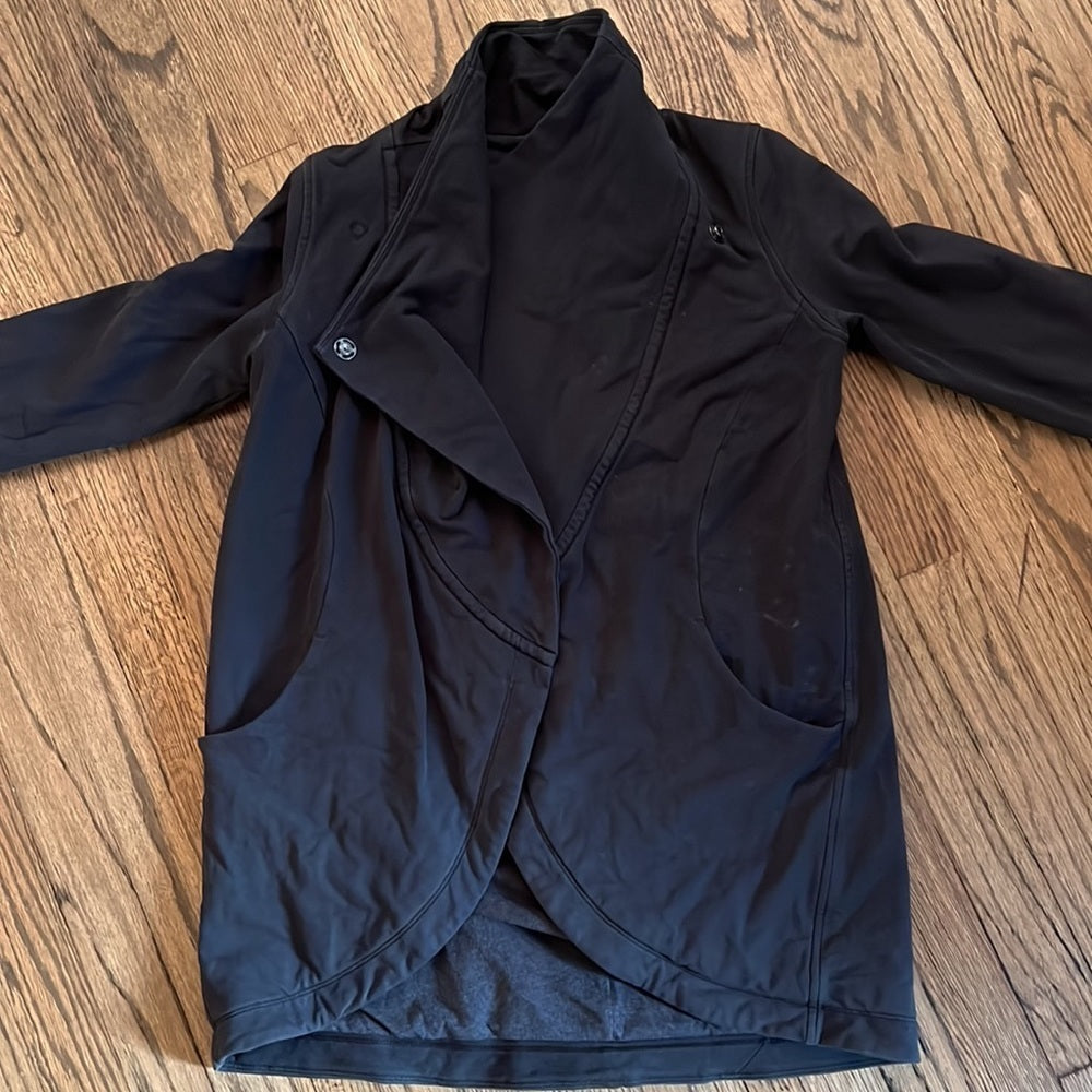 Lululemon Women’s black jacket - size 6