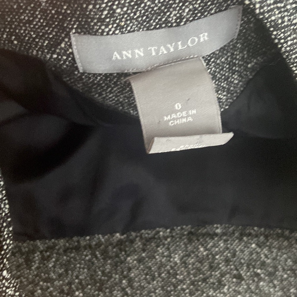 Women’s Ann Taylor skirt. Grey. Size 0