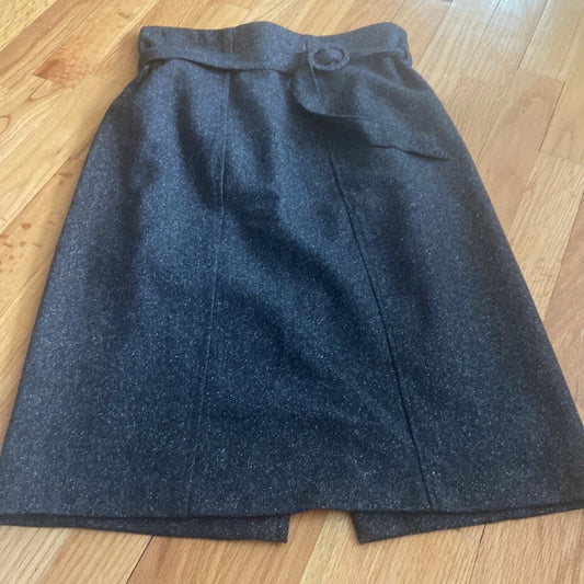 Women’s Benetton skirt. Grey. Size 40.