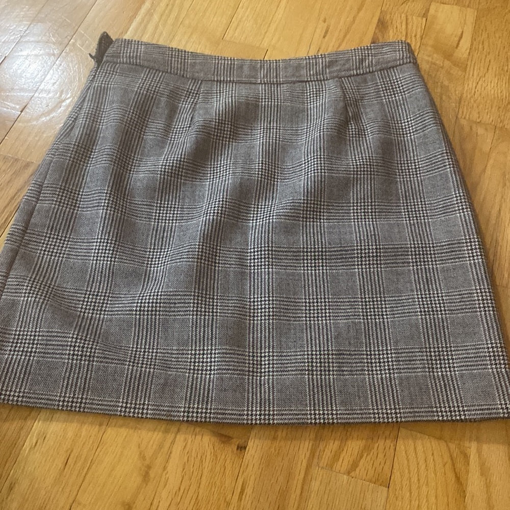 WOMEN’S Banana Republic skirt. Grey plaid. Size 0