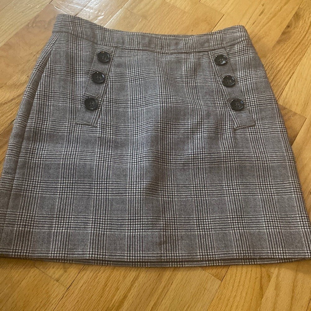 WOMEN’S Banana Republic skirt. Grey plaid. Size 0