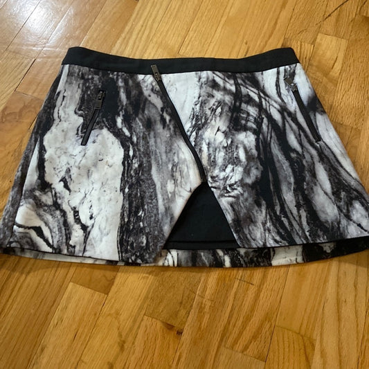 Women’s Zara skirt. Black and white. Size L