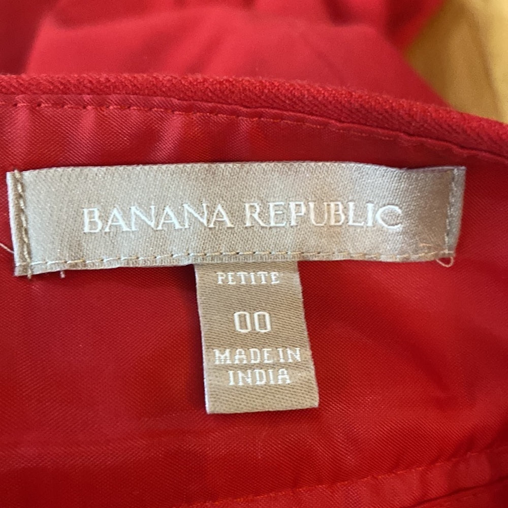 Women’s Banana Republic skirt. Red. Size 00