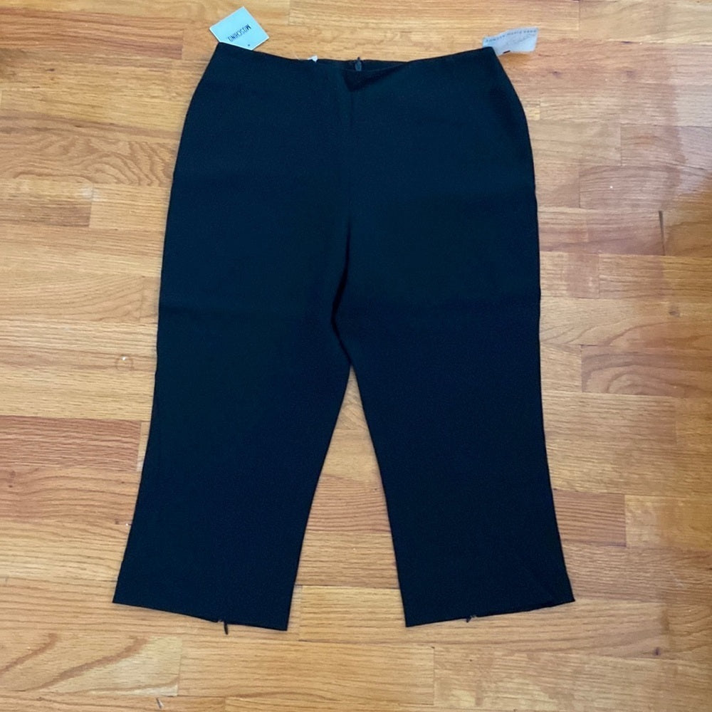 NWT Women’s Moschino black cropped pants. Size 8