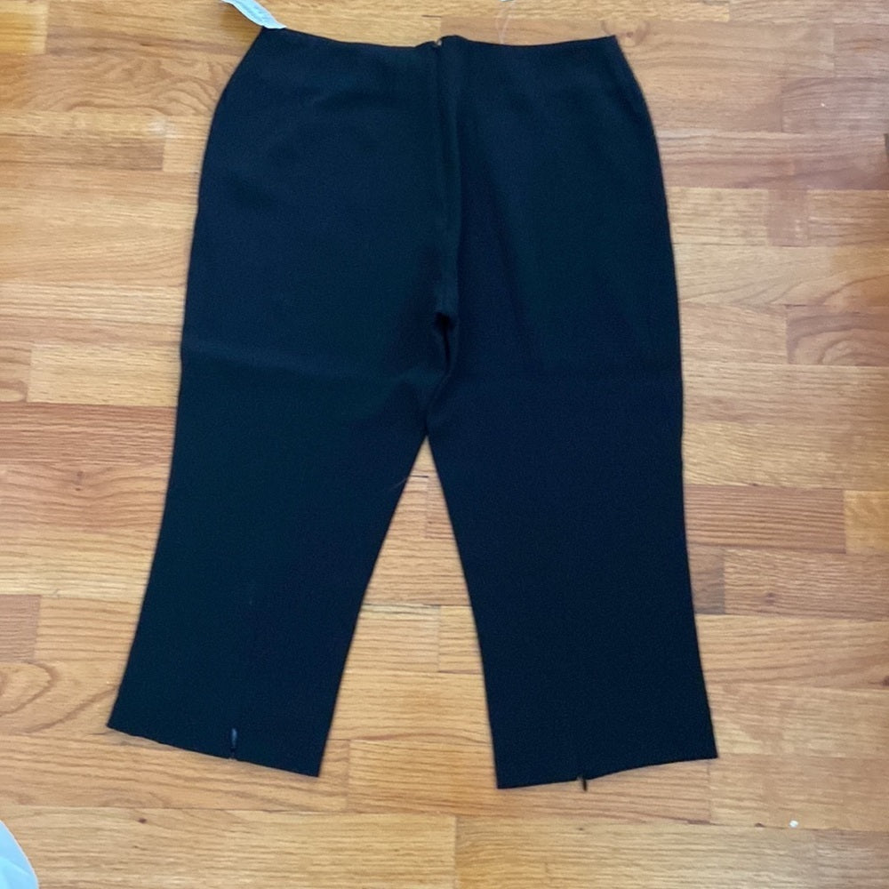 NWT Women’s Moschino black cropped pants. Size 8