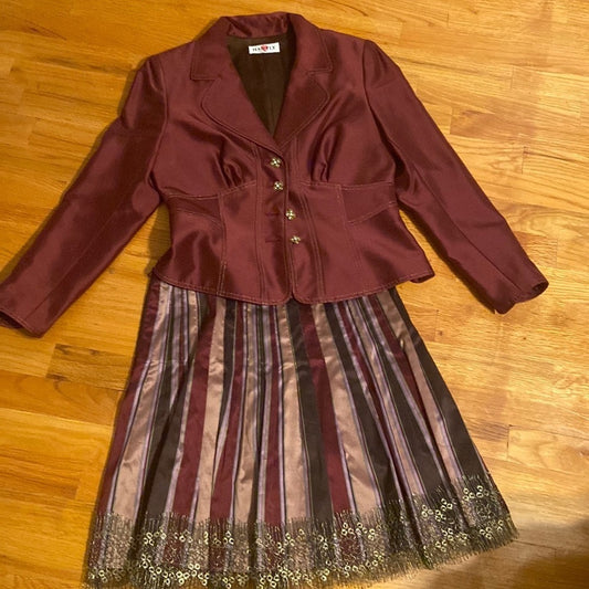 WOMEN’S Hartly skirt suit. Burgundy jacket with skirt