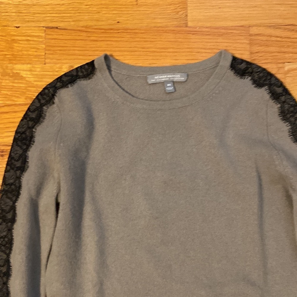 Women’s Neiman Marcus Cashmere Collection sweater. Gray. Size XS