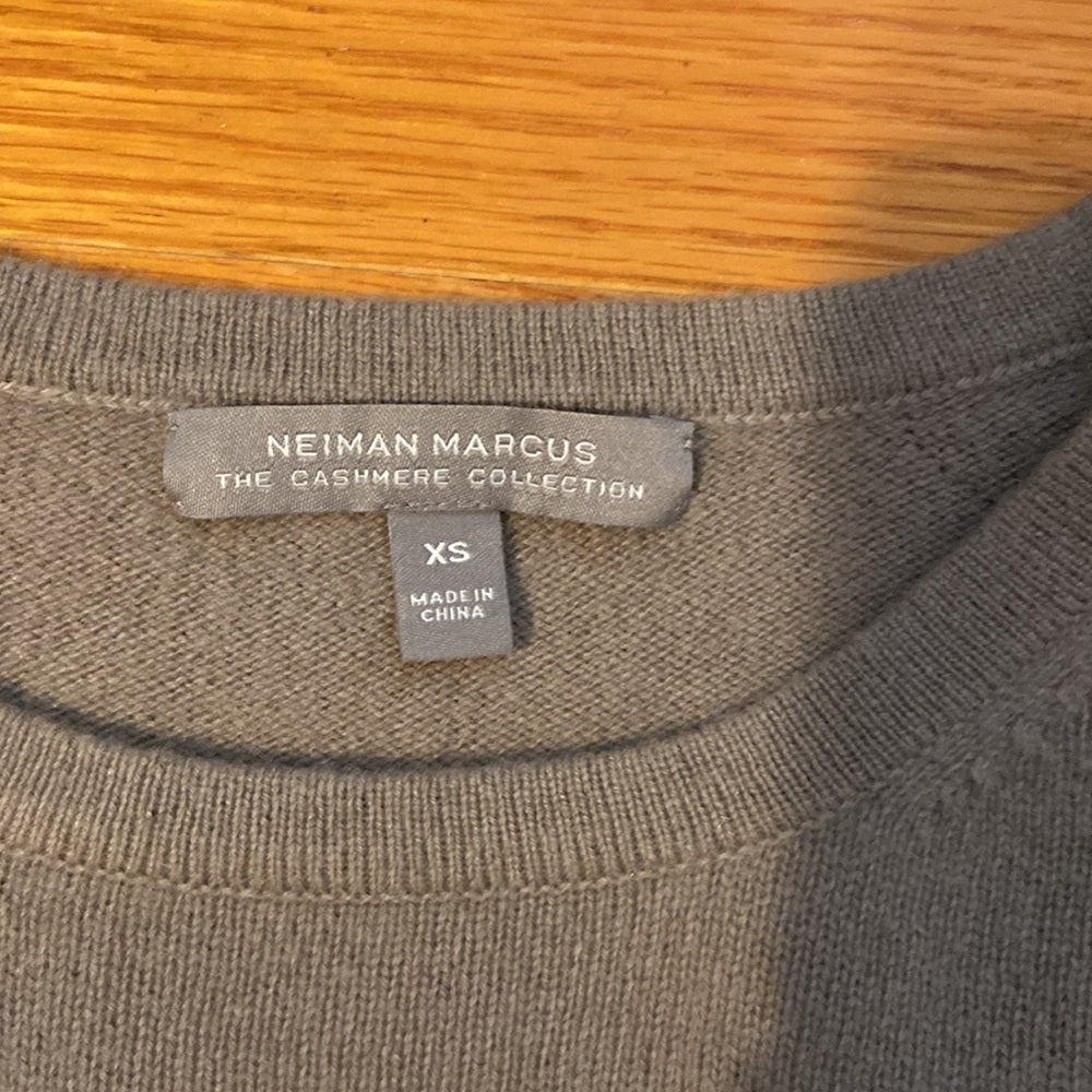 Women’s Neiman Marcus Cashmere Collection sweater. Gray. Size XS