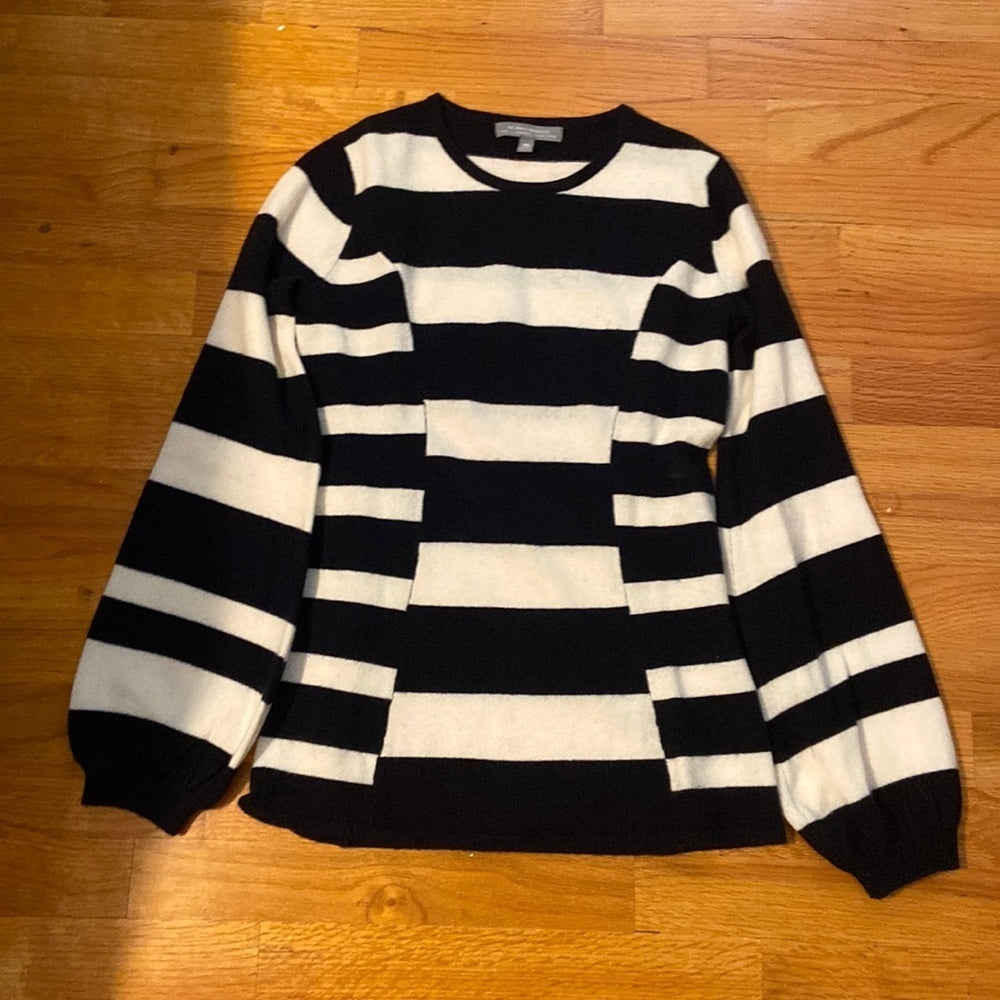 Women’s Neiman Marcus Cashmere Collection sweater. Black and white. Size XS